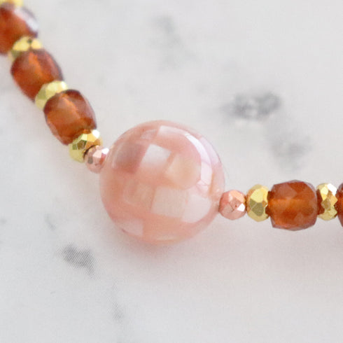 【Open the Jewelry Box!】オレンジガーネット×プレスシェル×ホワイトオニキス×ピンクシェル ブレスレット